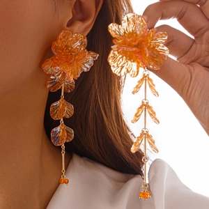 Boucles d'oreilles fleurs orange vif avec pétales translucides et accents dorés chic