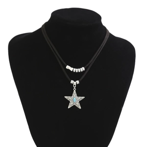 Detail van sterrenketting met turkoois inlegwerk en gegraveerde zilveren ster hanger