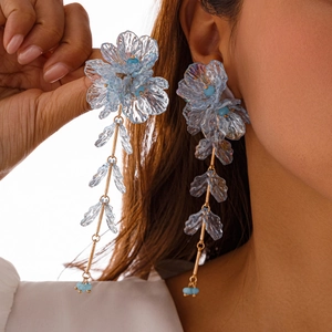 Boucles d'oreilles fleurs bleu clair irisées avec touches dorées pour les vacances