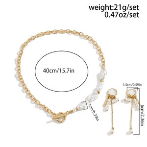 Détail de l'ensemble collier en perles baroques avec fermoir en T et boucles d'oreilles