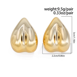 Détail des boucles d'oreilles goutte dorées avec dimensions 3cm x 2,2cm et poids 9,5g