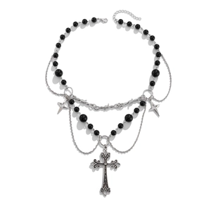 Dettaglio della collana gotica a strati con croce d'argento e perline nere lucide
