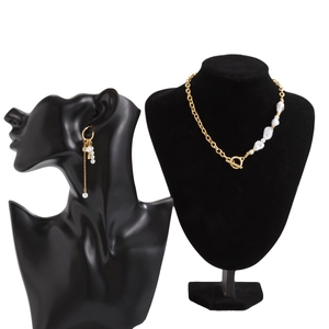 Vue détaillée du collier en chaîne dorée avec perles baroques et boucles d'oreilles