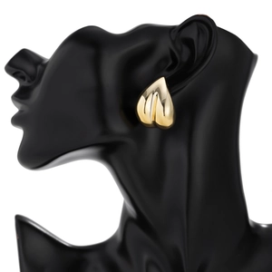 Vue détaillée des boucles d'oreilles irrégulières dorées sur un profil de modèle