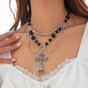 Collana gotica a strati con perle nere, filo spinato argento e pendente a croce