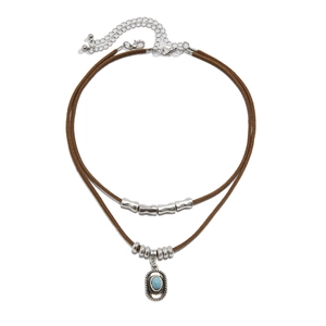Detail van Boheemse gelaagde ketting met turquoise hanger en zilveren buisaccenten