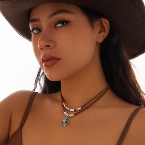Detail van de dubbellaagse turquoise ketting met zilveren buisjes en westernstijl