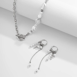 Détail de parure collier et boucles d'oreilles en perles et alliage argenté chic