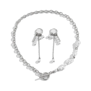 Détail du collier à chaîne argentée avec perles baroques et boucles d'oreilles assorties