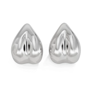 Gros plan sur les clous d'oreilles cœur en argent poli avec éclat métallique miroir