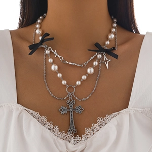 Collana multistrato gotica con perle, croci in metallo e fiocchi di nastro nero