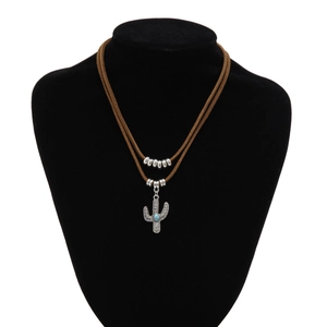 Detailopname van bohemian dubbele halsketting met cactus hanger en turkooizen steen