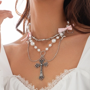Collana a strati con croce, perle finte e fiocco rosa in stile punk elegante