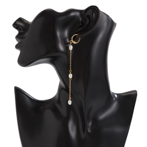 Boucles d'oreilles pendantes dorées élégantes avec perles blanches sur longue chaîne