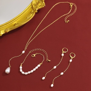 Ensemble détaillé de collier, bracelet et boucles d'oreilles sur cadre vintage doré