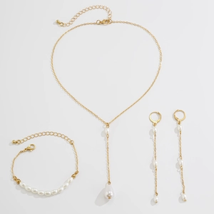 Ensemble détaillé de collier, bracelet et boucles d'oreilles dorés avec perles blanches