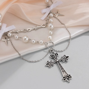 Macro di ciondolo a croce argento con perle finte e fiocco in nastro bianco