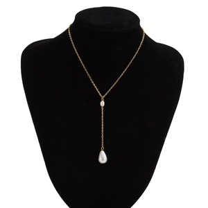 Détail d'un collier en Y plaqué or orné de perles d'imitation rondes et en forme de larme
