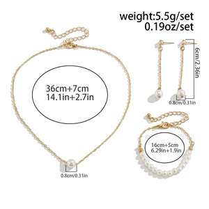 Tableau détaillé des dimensions de la parure de bijoux dorés avec perles et chaîne croisée