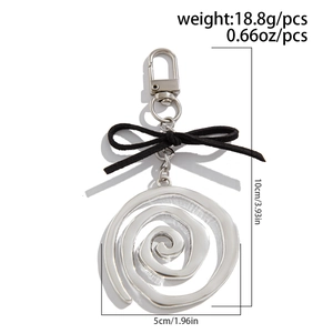 Vue détaillée du porte-clés spirale argenté avec nœud noir et dimensions de 10cm