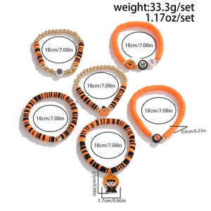 Detail von 6-teiligem Halloween-Armbandset mit Boo-Schriftzug und Kürbisanhängern