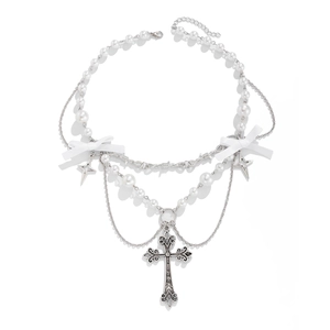 Collana con pendente a croce, perle a strati e fiocco argento, accessorio in stile gothic