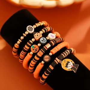 Detailansicht der Halloween Armbänder mit Kürbis, Geist Anhängern und Boo Schriftzug