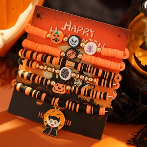 Detail eines Halloween-Armband-Sets mit Kürbis-, Totenkopf- und Spinnennetz-Anhängern
