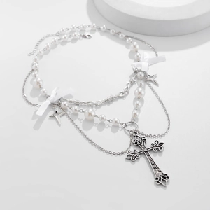 Collana a strati con ciondolo a croce, perle bianche e fiocchi di raso