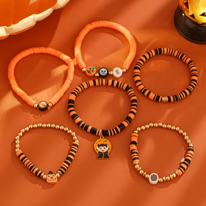Detailaufnahme von 6 Halloween-Polymer-Ton-Armbändern mit Kürbis- und Gespensteranhängern