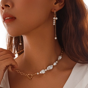 Parure collier en perles baroques, chaîne dorée à fermoir OT et boucles d'oreilles