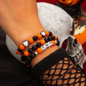 Detailansicht von Halloween-Armbändern mit Geister- und BOO-Anhängern aus Tonperlen