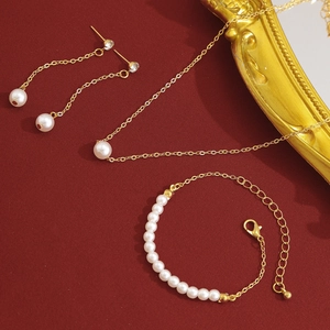 Parure de bijoux élégante dorée avec perles, collier, bracelet et boucles d'oreilles