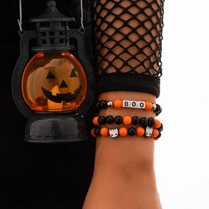 Dreiteiliges Halloween Perlenarmband Set mit BOO Buchstaben und Geisteranhänger