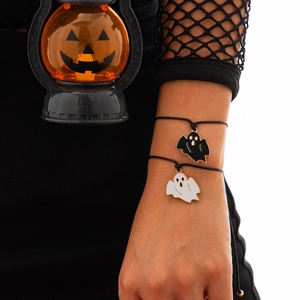 Dettaglio di braccialetti con ciondolo a fantasma regolabili con decoro di zucca Halloween