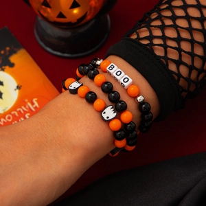 Nahaufnahme der Halloween-Perlenarmbänder mit BOO-Anhängern und Geistern an einem Model