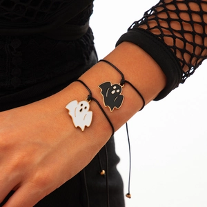 Dettaglio dei ciondoli a fantasma bianchi e neri su braccialetti in corda per Halloween