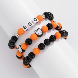 Details der Halloween Perlenarmbänder mit BOO-Buchstaben und Geister-Anhängern