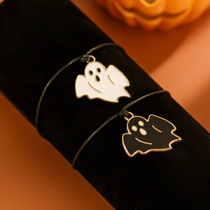 Dettaglio dei ciondoli fantasma di Halloween su braccialetti in corda nera intrecciata