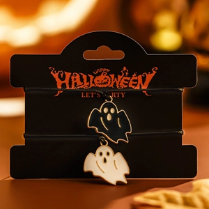 Dettaglio dei braccialetti di Halloween con ciondoli a fantasma su base festiva