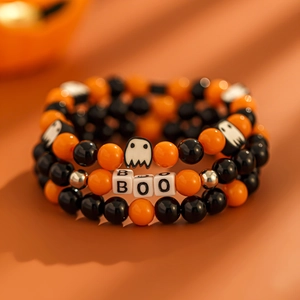 Nahaufnahme von Halloween Perlenarmbändern mit Geist-Anhänger und BOO-Buchstaben