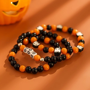 Detailsicht der Halloween-Perlenarmbänder mit Boo-Buchstaben und Geisteranhängern