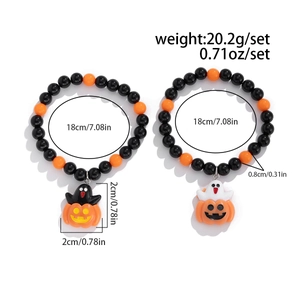 Detailansicht der Halloween-Perlenarmbänder mit Geist- und Kürbisanhänger und Maßen