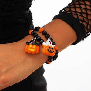 Makroaufnahme von Halloween-Perlenarmbändern mit Kürbis- und Gespensteranhängern