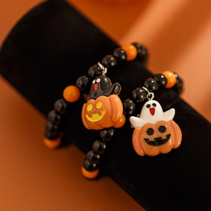 Detail von Halloween-Perlenarmbändern mit Geist- und Kürbisanhängern auf Display