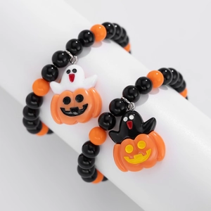 Detailansicht von Halloween-Perlenarmbändern mit Geist- und Kürbisanhängern in Schwarz-Orange