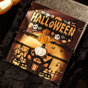 Dettaglio di braccialetti di Halloween con ciondoli a zucca e cordino cerato regolabile