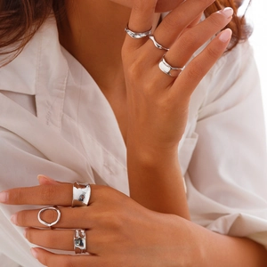 Set di 6 anelli in argento traforati con trame ondulate irregolari sulla mano