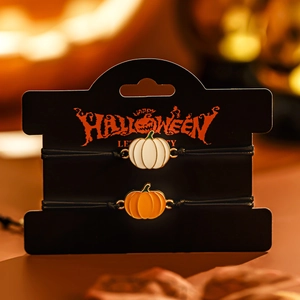 Dettaglio dei braccialetti con zucca di Halloween su una cartolina regalo Happy Halloween