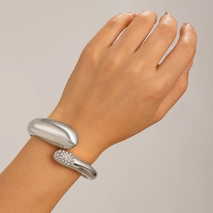 Dettaglio del bracciale a goccia d'argento con cristalli scintillanti al polso